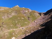 23 Il sentiero si abbassa nel vallone ed aggancia il sent. 232 proveniente dai Laghi Gemelli